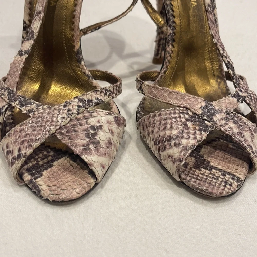 BCBG max Azria slim back snake, print heels, size 7 1/2 pre-owned - Picture 3 of 5